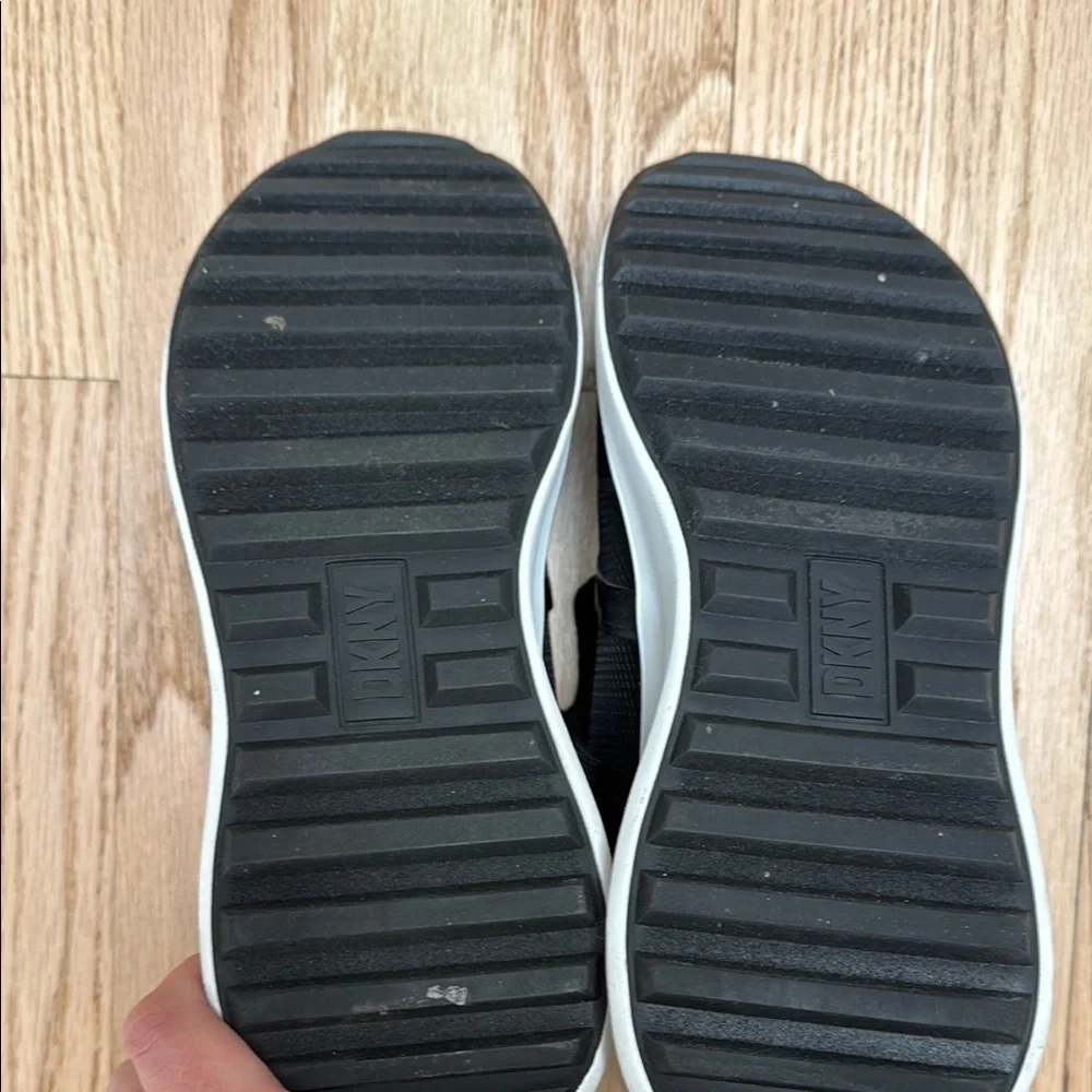 DKNY Sneakers Black and White - Picture 5 of 5